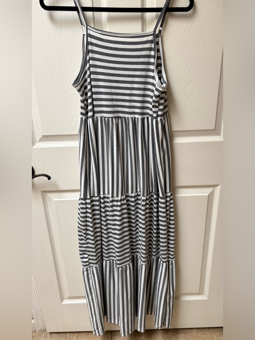 New women’s medium Sleeveless Tiered Striped maxi Dress - Gray & White